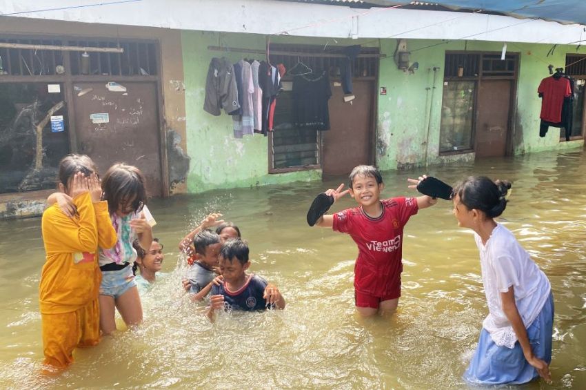 Warga Sebut Tinggi Air Banjir di Kembangan Utara Jakbar Lebih dari Biasanya